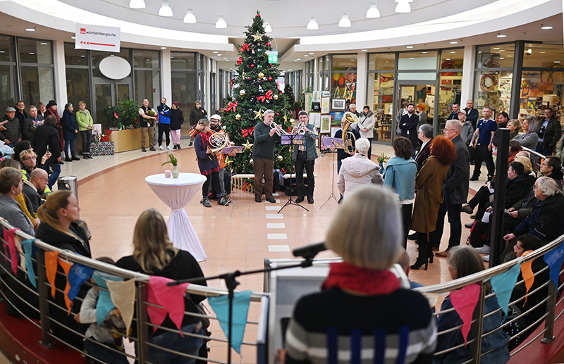 Eröffnung der Samariteranstalten in der Mall der Fürstengalerie mit vielen Gästen und Posaunenchor